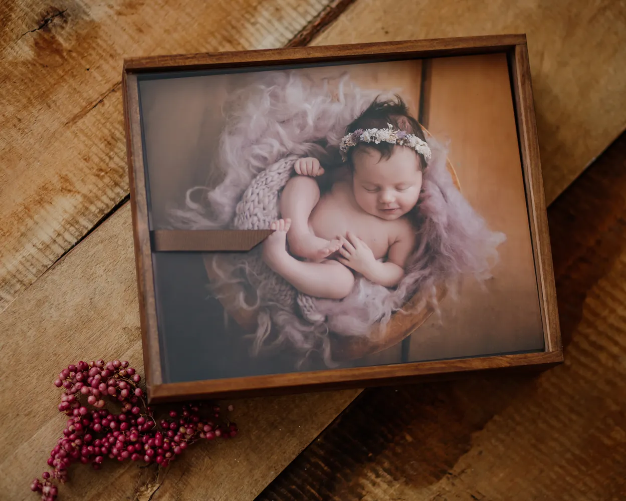 Caja de madera con tapa metacrilato y fotos sobre cartulina rígida