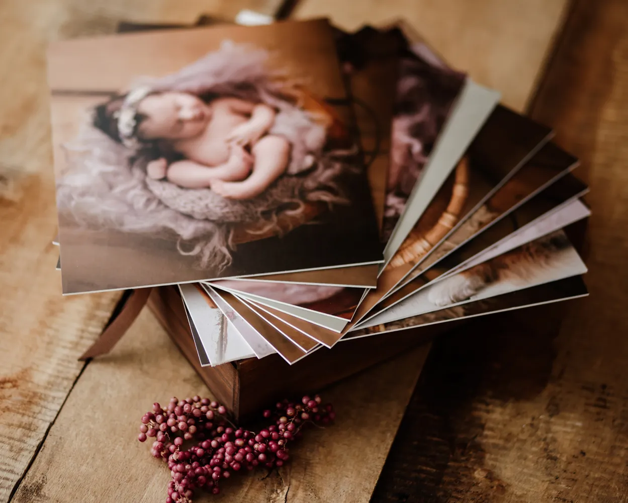 Caja de madera con tapa metacrilato y fotos sobre cartulina rígida